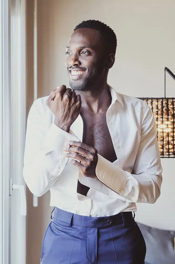 Een klant past voor de eerste keer zijn hemd op maat.