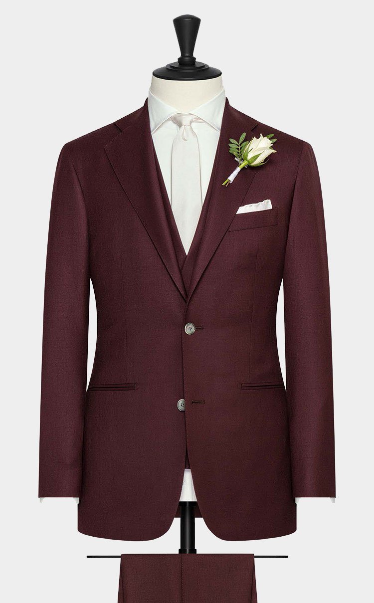 Een driedelig bordeaux trouwkostuum.