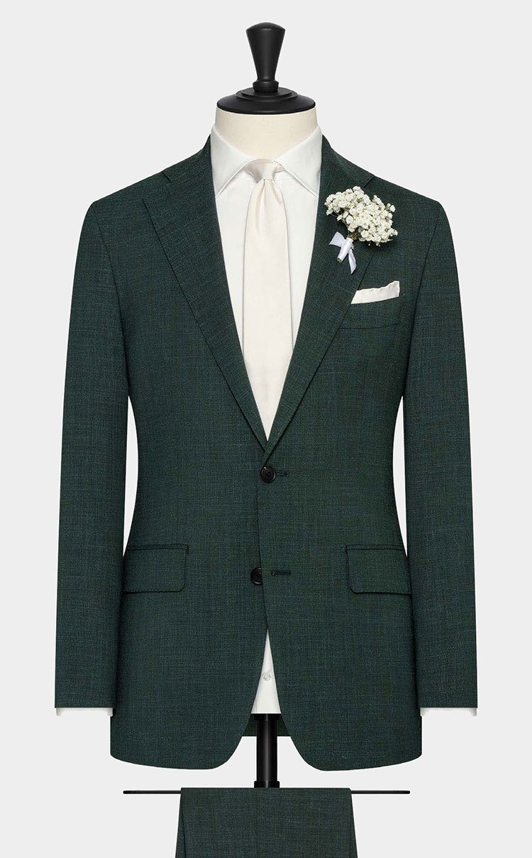 Een driedelig donkergroen trouwkostuum gemaakt uit een linnenblend van wol, linnen en zijde.