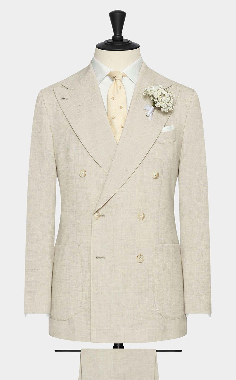 Een double breasted ecru trouwkostuum gemaakt uit een linnenblend van wol, linnen en zijde.