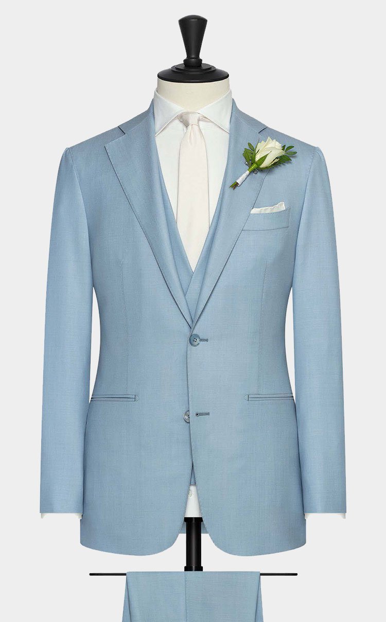 Een driedelig hemelsblauw trouwkostuum.