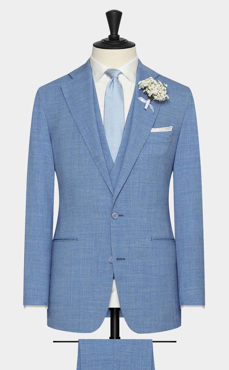 Een driedelig hemelsblauw trouwkostuum gemaakt uit een linnenblend van wol, linnen en zijde.