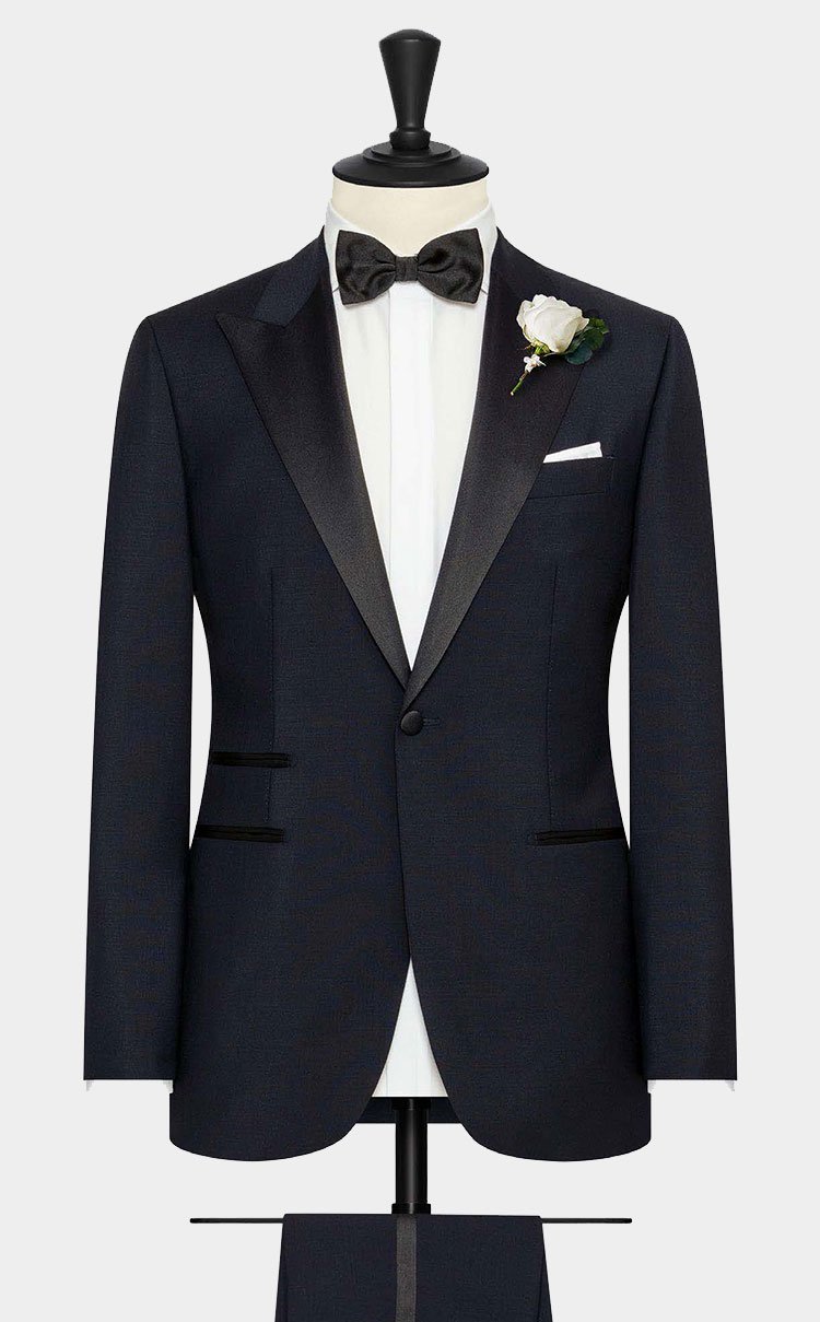 Een navysmoking afgewerkt met een zwarte puntrevers.