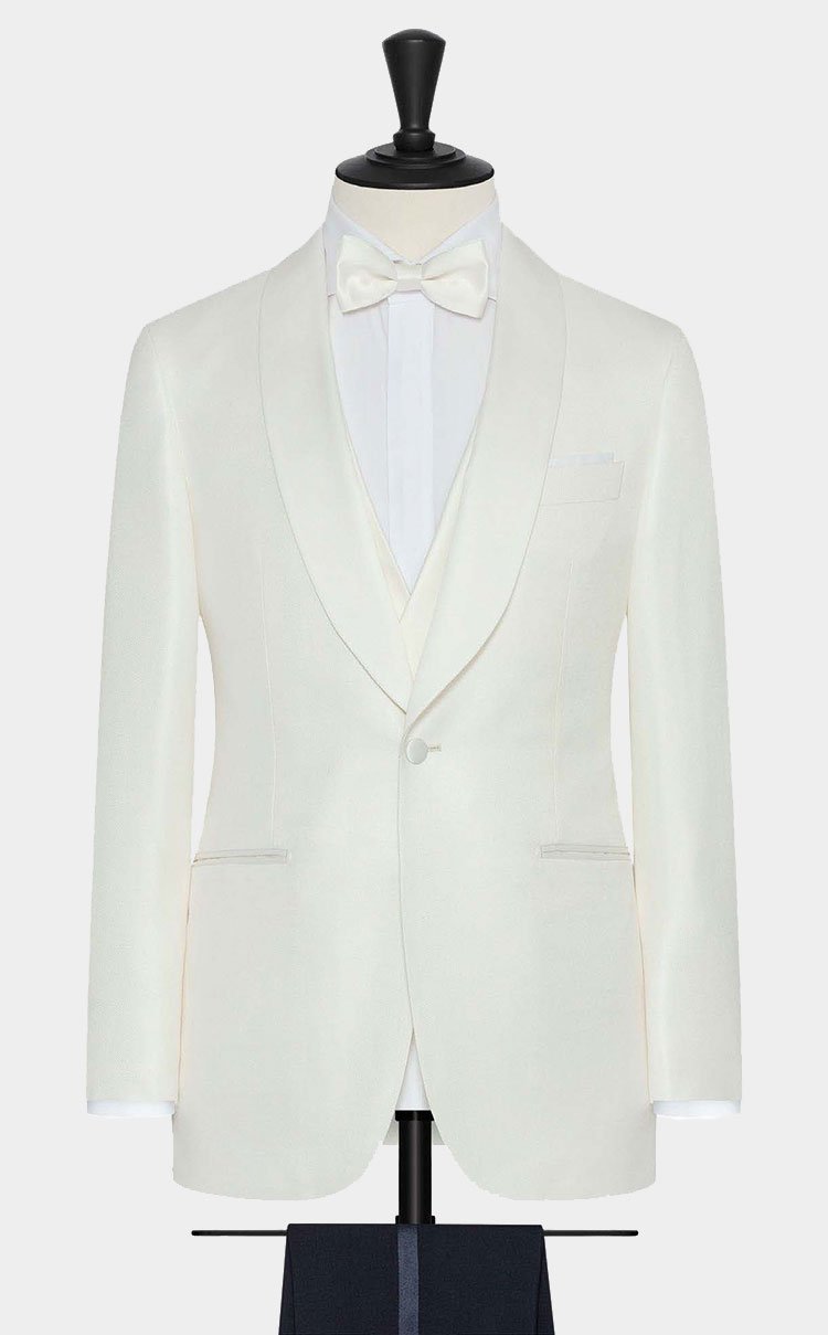 Een witte smoking afgewerkt met een shawl revers en contrasterende broek.