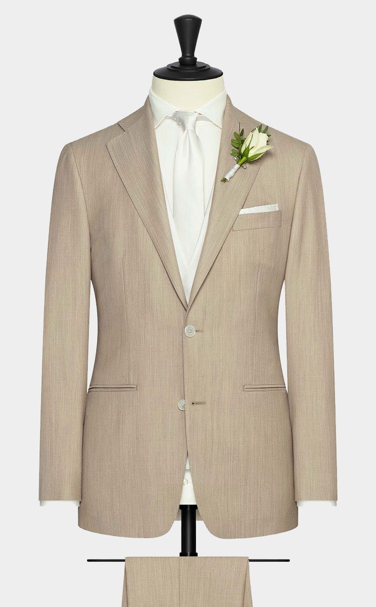 Een zandkleurig tweedelig trouwkostuum