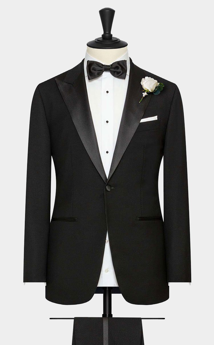 Een zwarte smoking afgewerkt met een puntrevers.