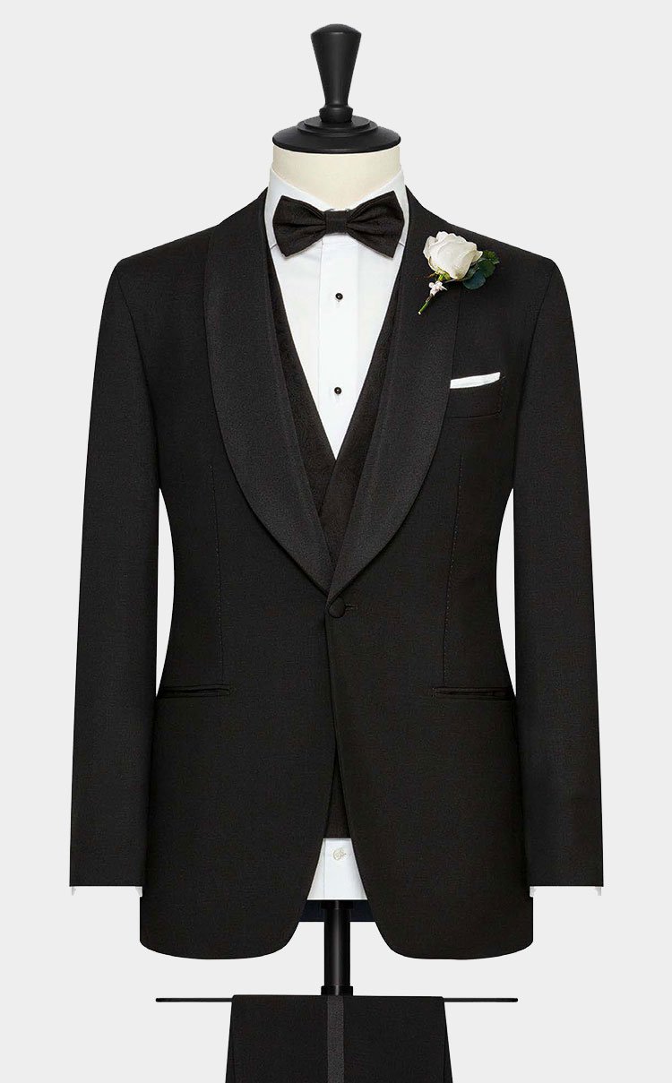 Een zwarte smoking afgewerkt met een shawl revers.