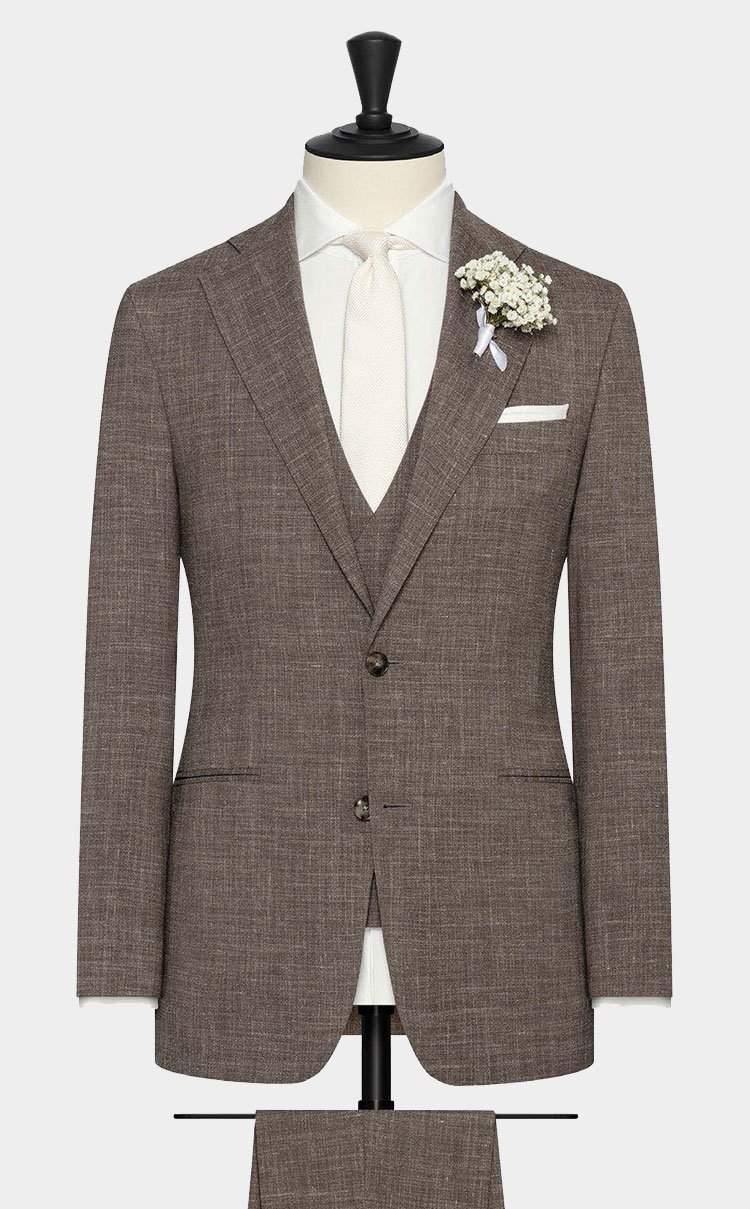 Een driedelig taupe trouwkostuum gemaakt uit een linnenblend van wol, linnen en zijde.