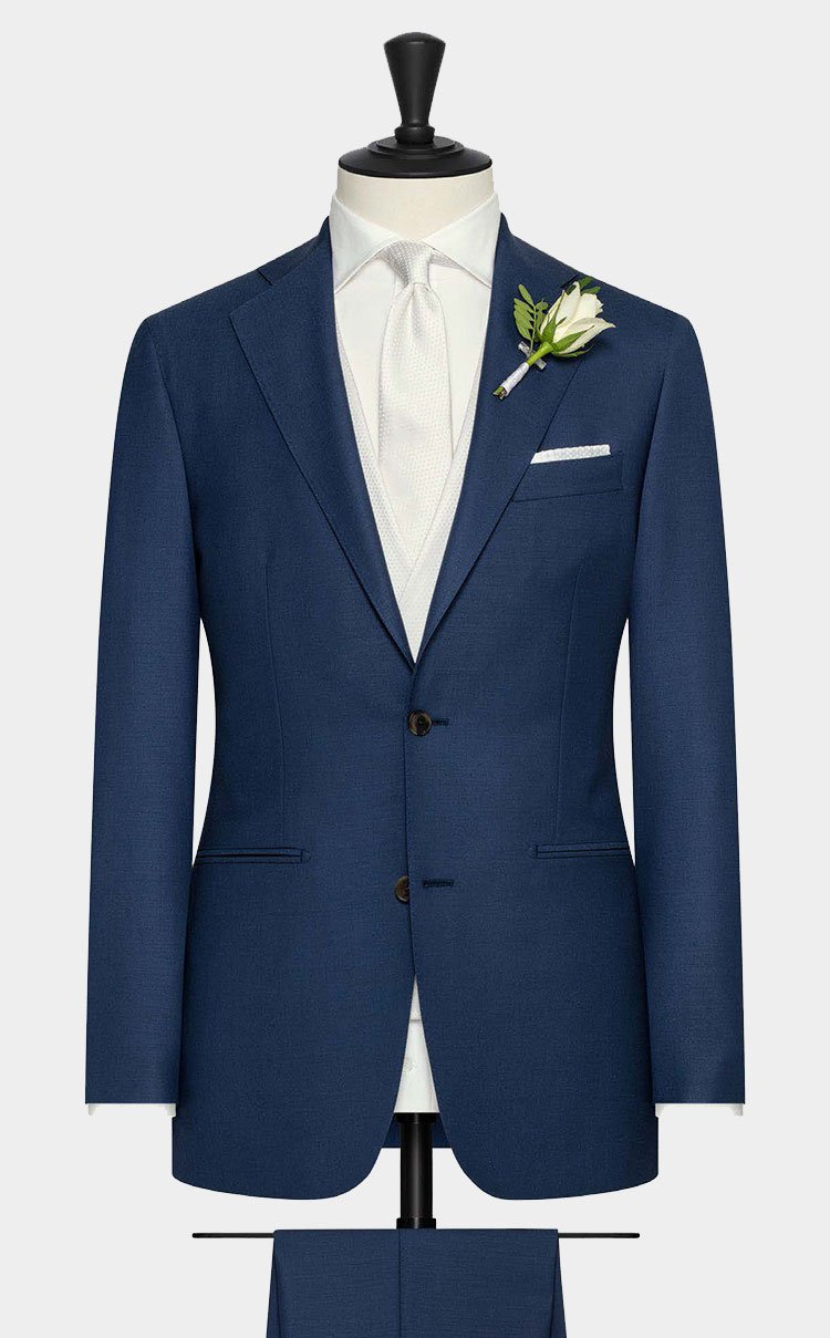 Een driedelig navy trouwkostuum met witte contrasterende gilet.