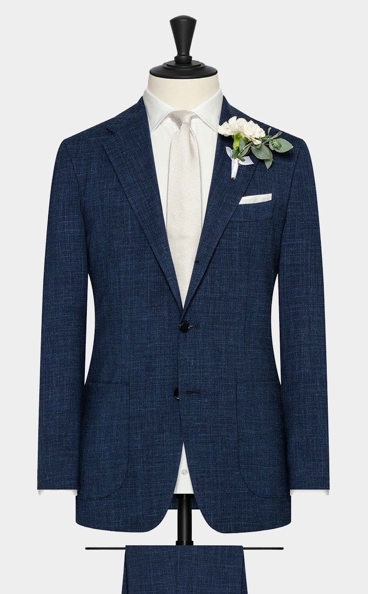 Een tweedelig navy blauw trouwkostuum gemaakt uit een linnenblend van wol, linnen en zijde.