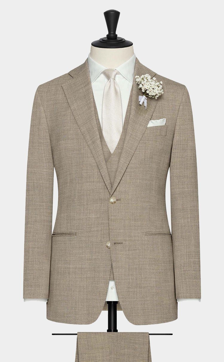 Een driedelig beige trouwkostuum gemaakt uit een linnenblend van wol, linnen en zijde.