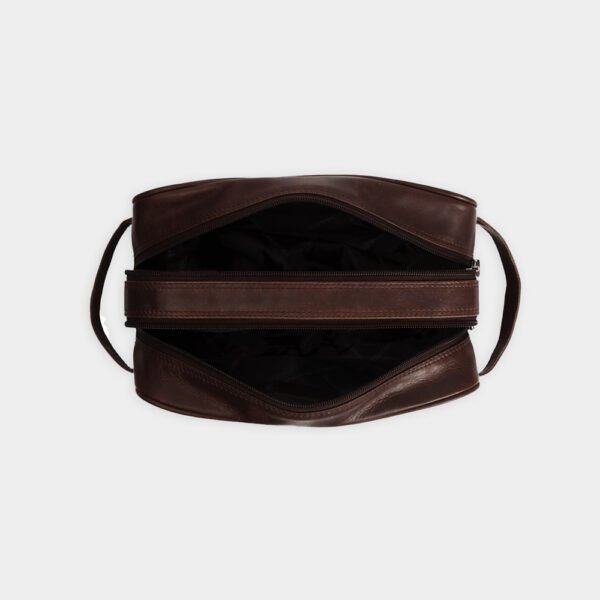 Make-up Tas Van The Chesterfield Brand In Het Bruin In Model