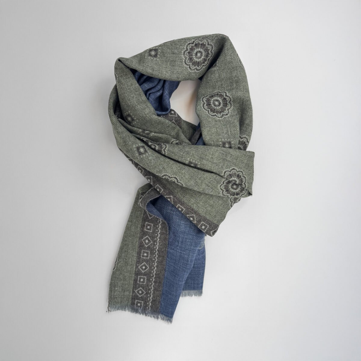 Sjaals Van Gierremilano In Het Groen In Model Sjaal Met Medaillonmotief In 100% Wol